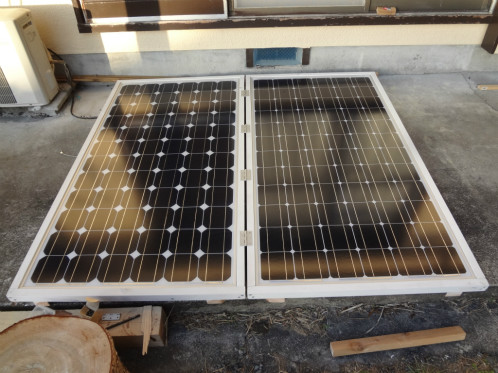 2枚のソーラーパネルを丁番金具で接続