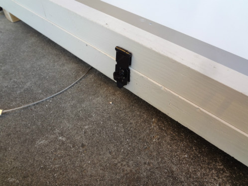 折り畳んだ際、開かないように工夫