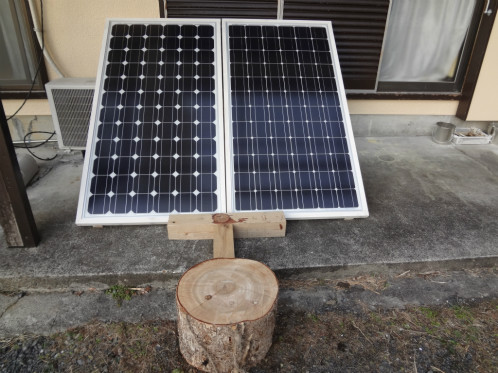 設置当初のソーラーパネル・丸太を活用しています。